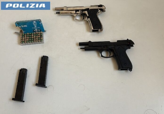 Napoli, distrugge la vetrina di un negozio e ruba due pistole a salve: arrestato Napoli, distrugge la vetrina di un negozio e ruba due pistole a salve: arrestato