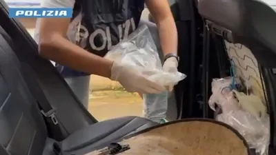 Afragola, sorpreso con la cocaina in auto: arrestato 24enne Afragola, sorpreso con la cocaina in auto: arrestato 24enne