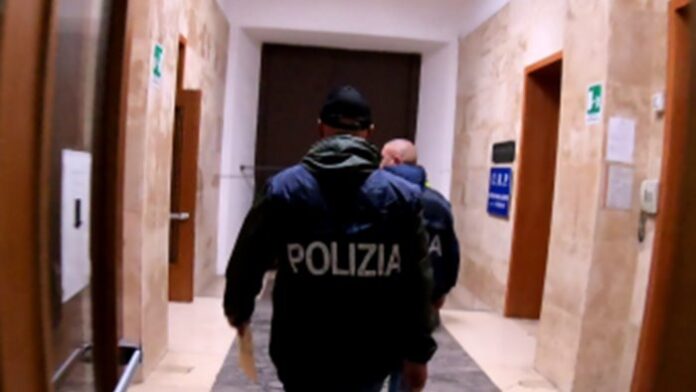 Napoli: deve scontare oltre 4 anni di reclusione, arrestato dalla Polizia Napoli: deve scontare oltre 4 anni di reclusione, arrestato dalla Polizia