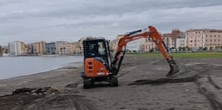Castellammare di Stabia, pulizia straordinaria della spiaggia in vista di Pasqua