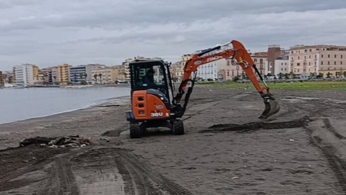 Castellammare di Stabia, pulizia straordinaria della spiaggia in vista di Pasqua