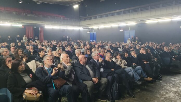 Portici, assemblea pubblica del campo progressista: teatro gremito e appello all’unità