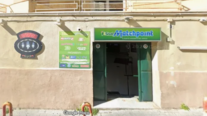 Torre Annunziata, rapina a mano armata in un’agenzia di scommesse: bottino di circa mille euro Torre Annunziata, rapina a mano armata in un’agenzia di scommesse: bottino di circa mille euro