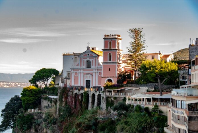 Vico Equense lancia le Comunità Energetiche Rinnovabili e Solidali: aperti due avvisi pubblici Vico Equense lancia le Comunità Energetiche Rinnovabili e Solidali: aperti due avvisi pubblici